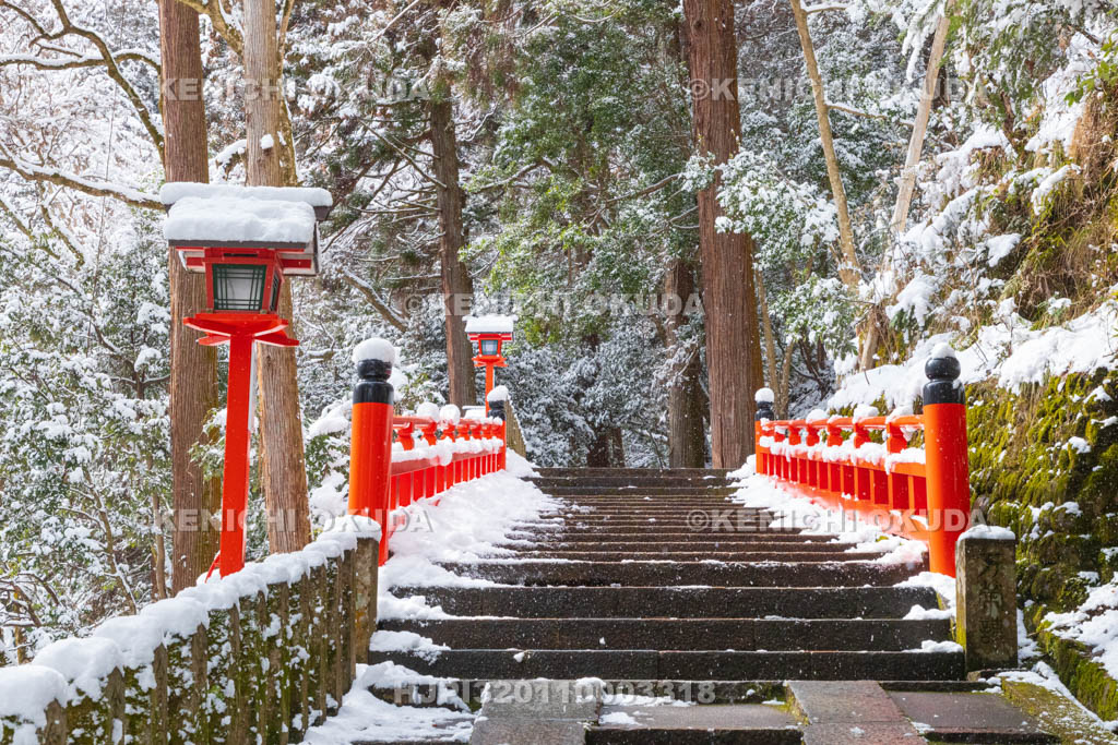 京都府　雪の鞍馬寺　九十九折（つづらおり）参道　万栄橋付近