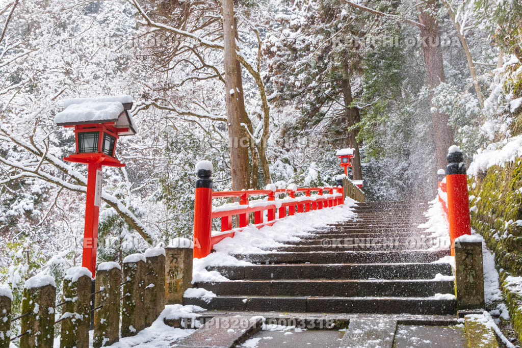 京都府　雪の鞍馬寺　九十九折（つづらおり）参道　万栄橋付近