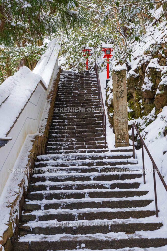 京都府　雪の鞍馬寺　奥の院参道　入口付近