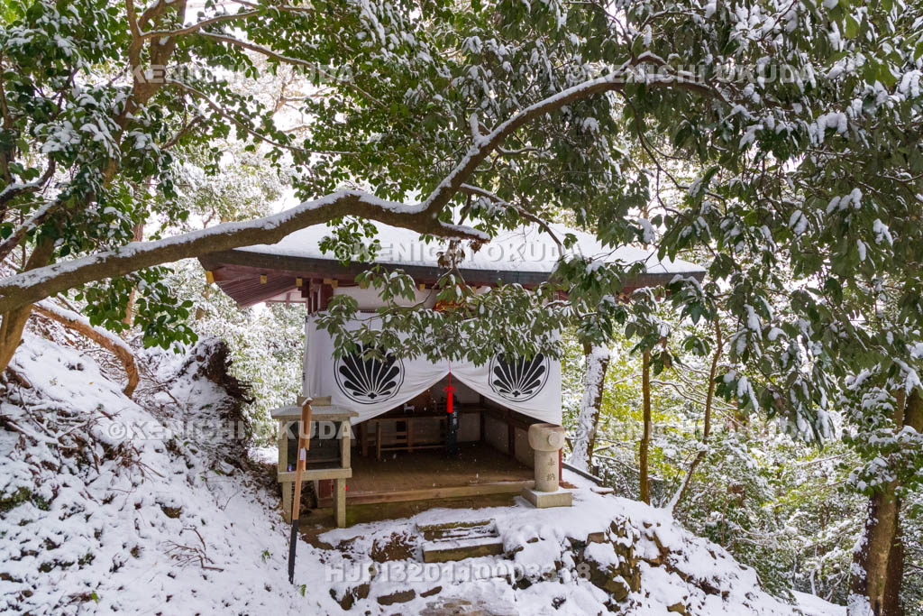 京都府　雪の鞍馬寺　奥の院　屏風坂の地蔵堂
