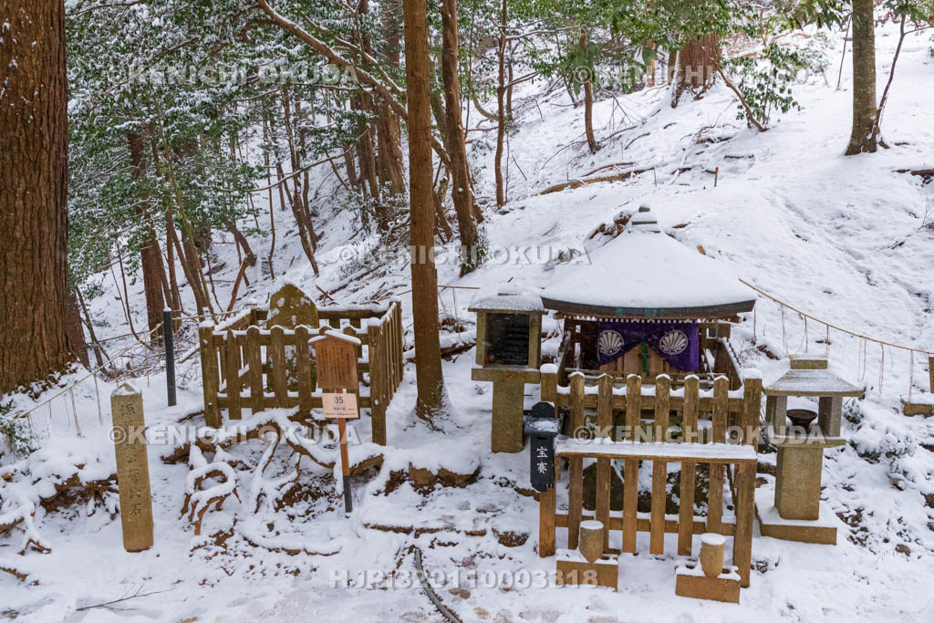 京都府　雪の鞍馬寺　奥の院　背比べ石・遮那王堂