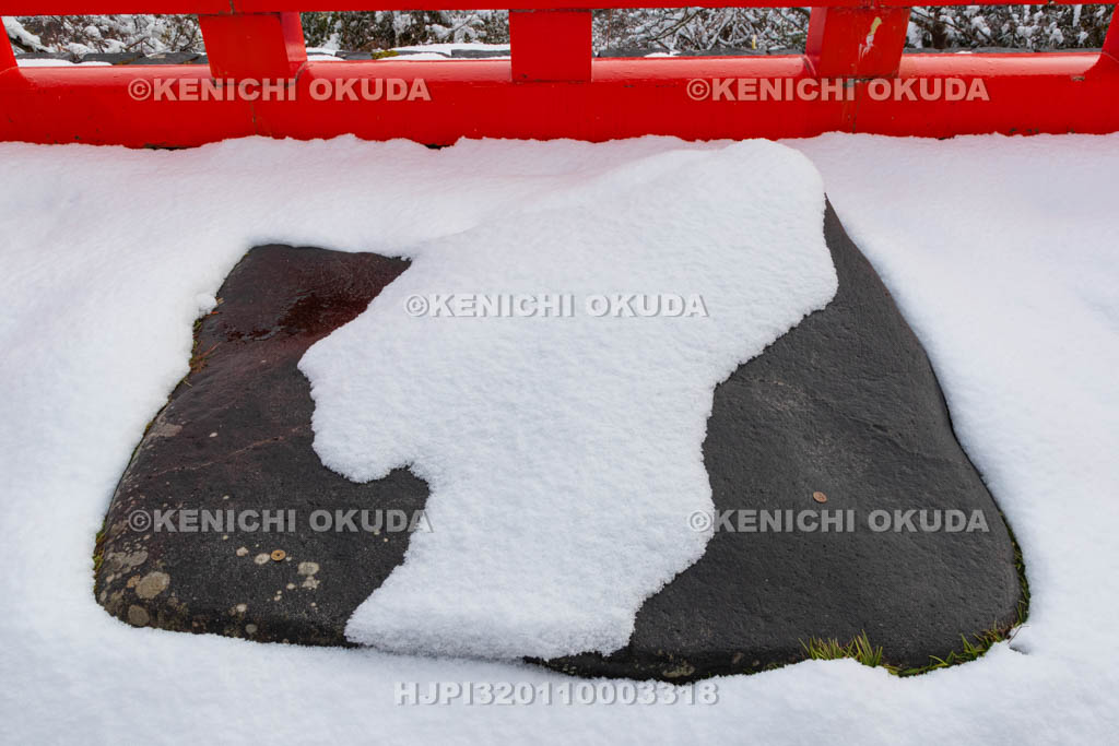 京都府　雪の鞍馬寺　翔雲台の板石