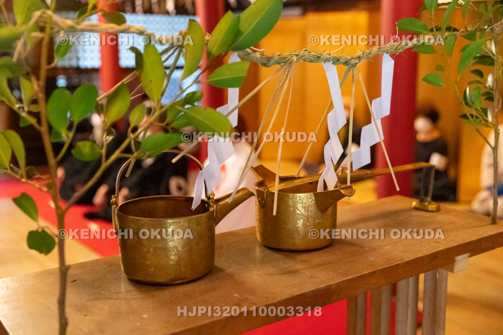 京都府　涌出宮（わきでのみや）　居籠祭　饗応（あえ）の儀　八足案に置かれた盃