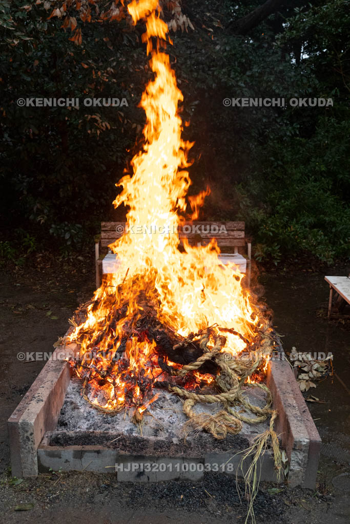 京都府　涌出宮（わきでのみや）　居籠祭　かんじょう縄の焼納