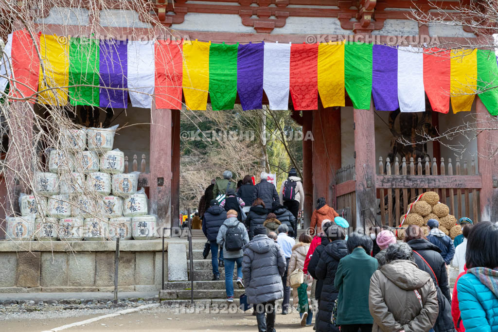 京都府　醍醐寺　「五大力さん」五大力尊仁王会のにぎわい　西大門（仁王門）付近