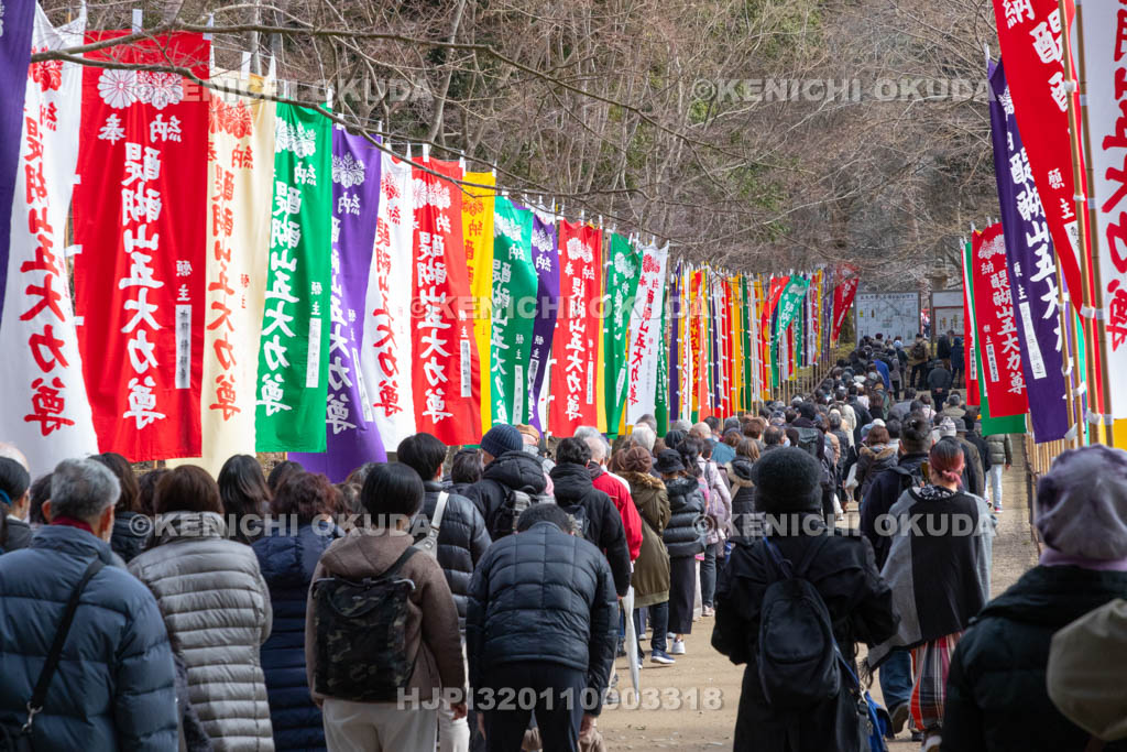京都府　醍醐寺　「五大力さん」五大力尊仁王会のにぎわい　西大門（仁王門）付近