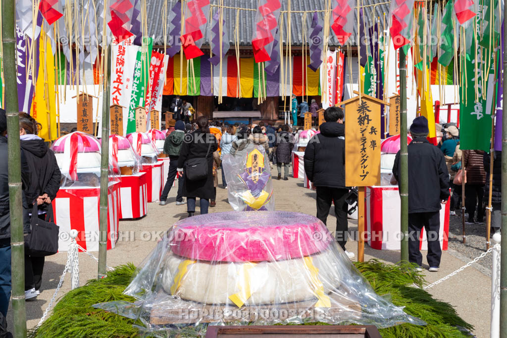 京都府　醍醐寺　「五大力さん」五大力尊仁王会　にぎわう境内　金堂前