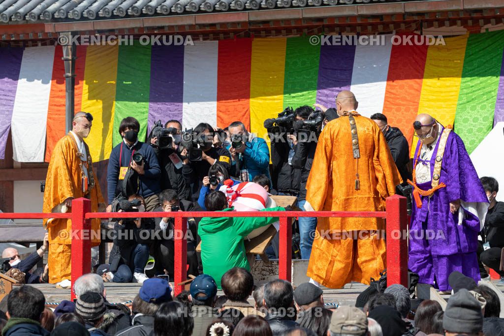 京都府　醍醐寺　「五大力さん」五大力尊仁王会　「餅上げ」力奉納　女子の部