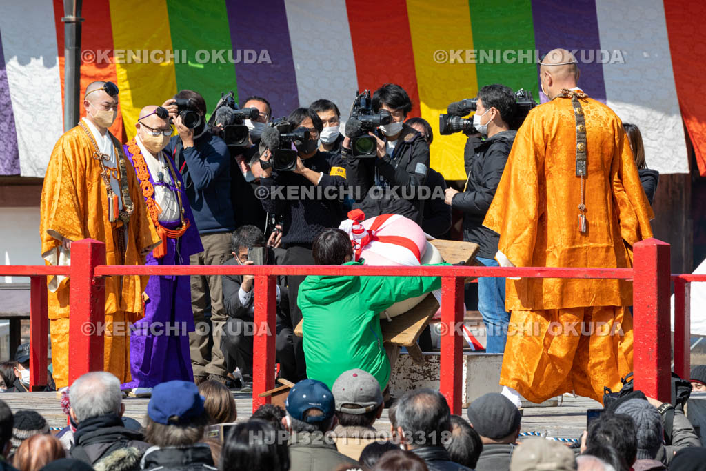 京都府　醍醐寺　「五大力さん」五大力尊仁王会　「餅上げ」力奉納　女子の部