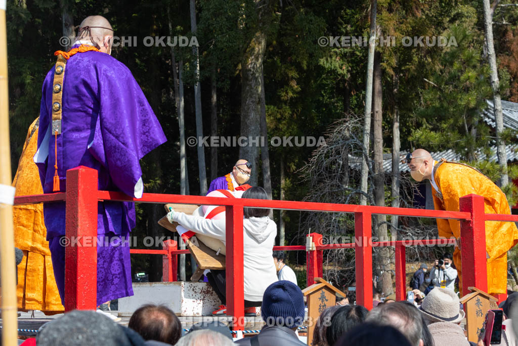 京都府　醍醐寺　「五大力さん」五大力尊仁王会　「餅上げ」力奉納　女子の部