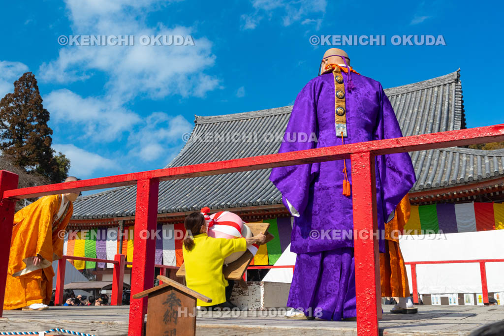 京都府　醍醐寺　「五大力さん」五大力尊仁王会　「餅上げ」力奉納　女子の部
