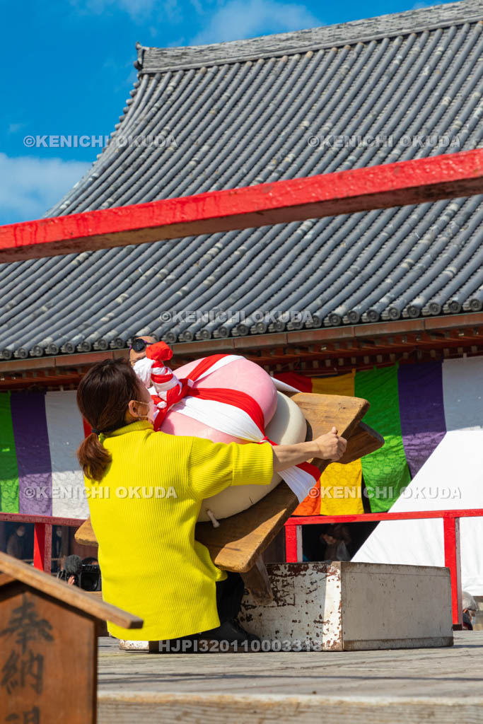 京都府　醍醐寺　「五大力さん」五大力尊仁王会　「餅上げ」力奉納　女子の部