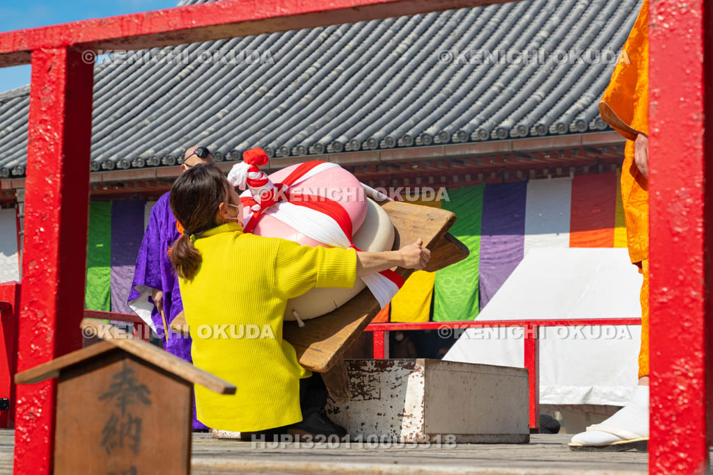 京都府　醍醐寺　「五大力さん」五大力尊仁王会　「餅上げ」力奉納　女子の部
