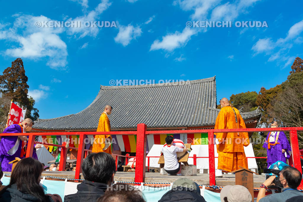 京都府　醍醐寺　「五大力さん」五大力尊仁王会　「餅上げ」力奉納　女子の部