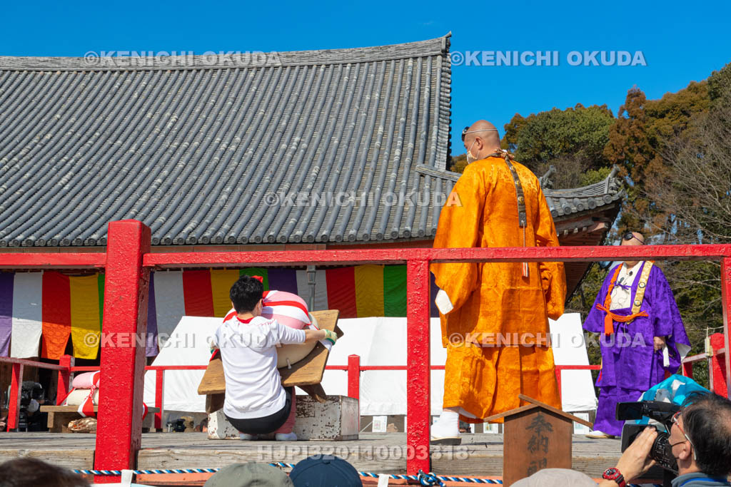京都府　醍醐寺　「五大力さん」五大力尊仁王会　「餅上げ」力奉納　女子の部