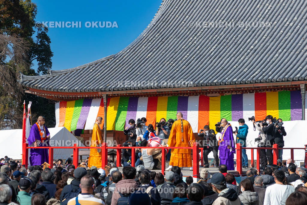 京都府　醍醐寺　「五大力さん」五大力尊仁王会　「餅上げ」力奉納　男子の部