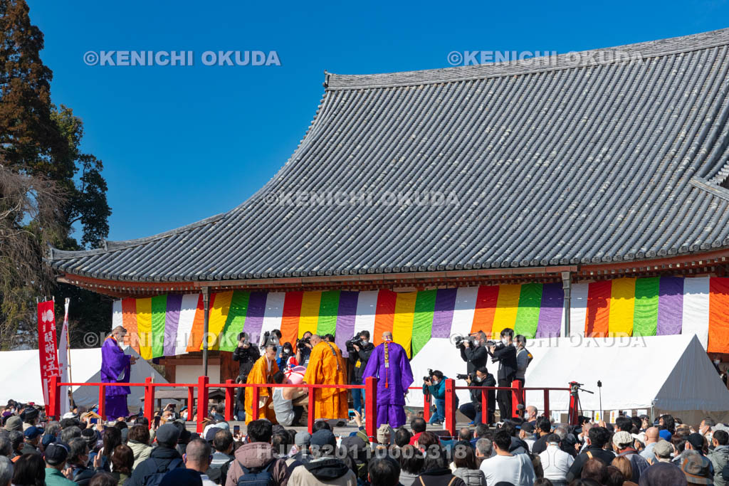 京都府　醍醐寺　「五大力さん」五大力尊仁王会　「餅上げ」力奉納　男子の部