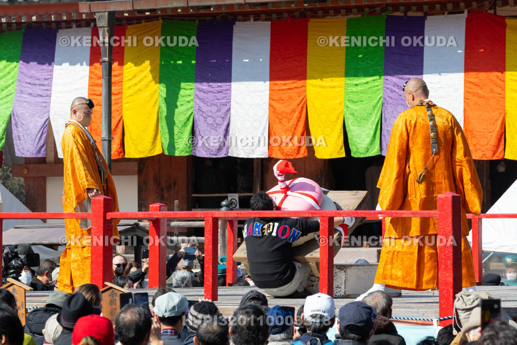 京都府　醍醐寺　「五大力さん」五大力尊仁王会　「餅上げ」力奉納　男子の部