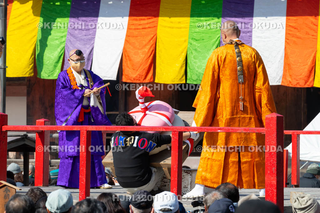 京都府　醍醐寺　「五大力さん」五大力尊仁王会　「餅上げ」力奉納　男子の部