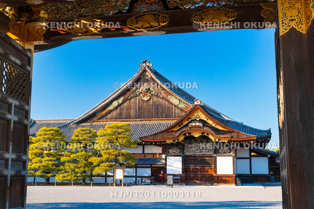京都府　元離宮二条城（世界遺産）　唐門（重要文化財）と二の丸御殿（国宝）　
