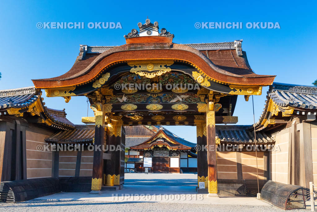 京都府　元離宮二条城（世界遺産）　唐門（重要文化財）と二の丸御殿（国宝）　