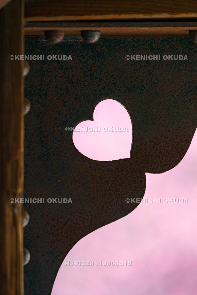 京都府　興正寺　手水舎　梅と飾り金具の猪目（ハート）