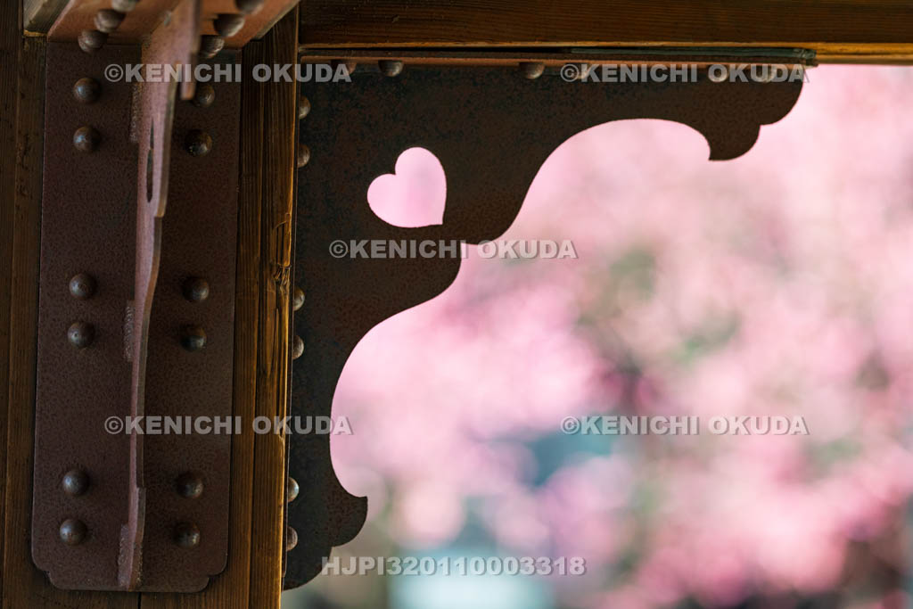 京都府　興正寺　手水舎　梅と飾り金具の猪目（ハート）