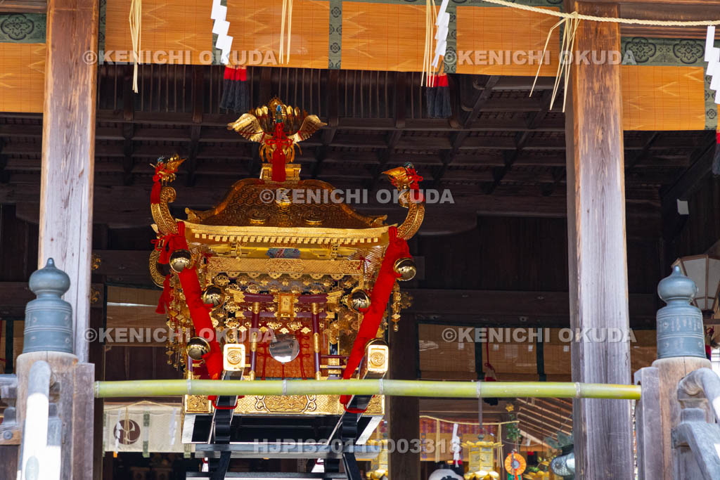 滋賀県　日牟禮八幡宮　左義長祭　拝殿の神輿