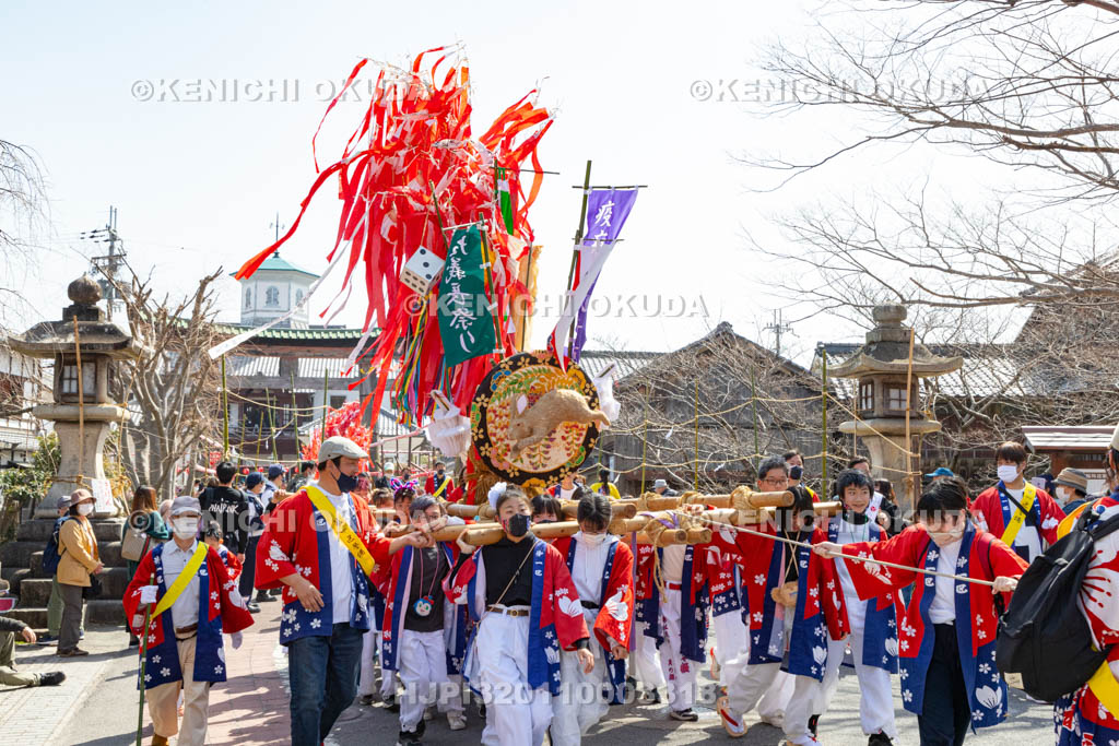 滋賀県　日牟禮八幡宮　左義長祭　左義長宮入り（​第一区子供）