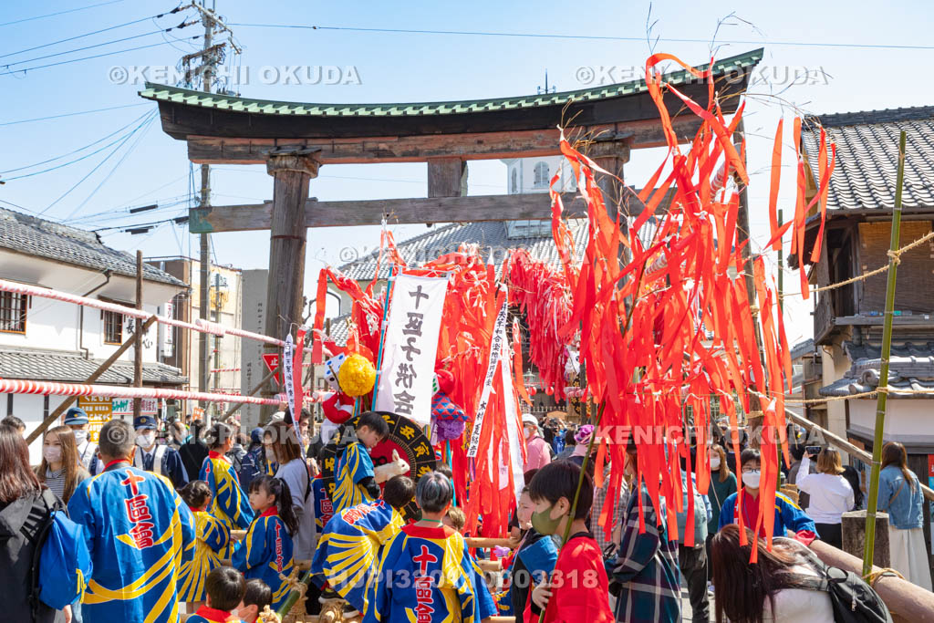 滋賀県　日牟禮八幡宮　左義長祭　左義長宮入り（十区会子供）