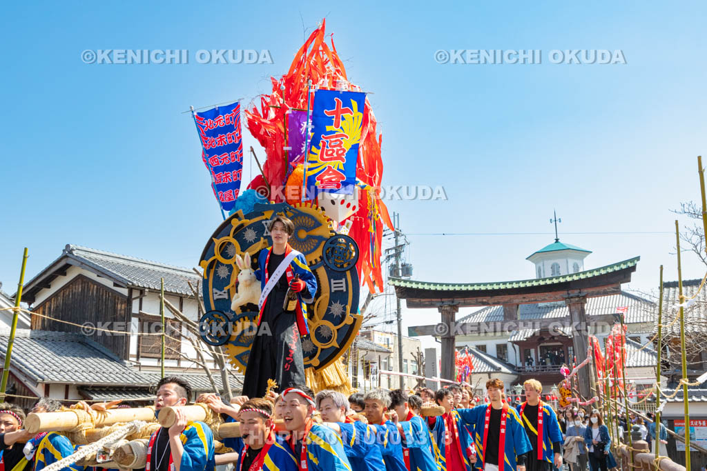 滋賀県　日牟禮八幡宮　左義長祭　左義長宮入り（十区会）