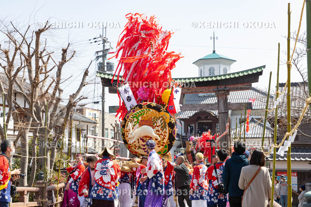 滋賀県　日牟禮八幡宮　左義長祭　左義長宮入り（第一区）