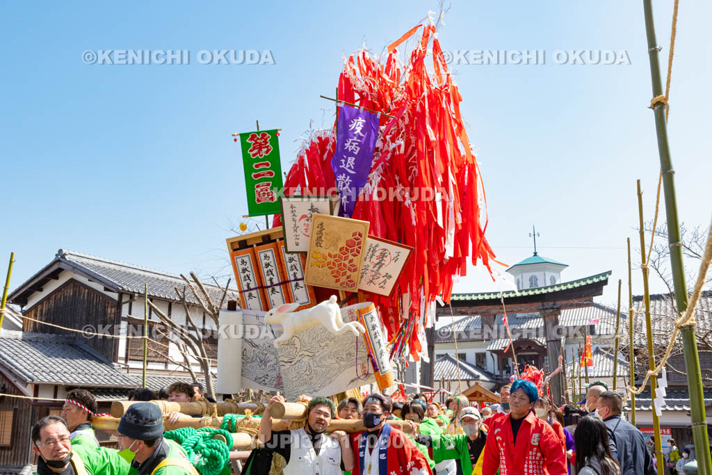 滋賀県　日牟禮八幡宮　左義長祭　左義長宮入り（第二区）