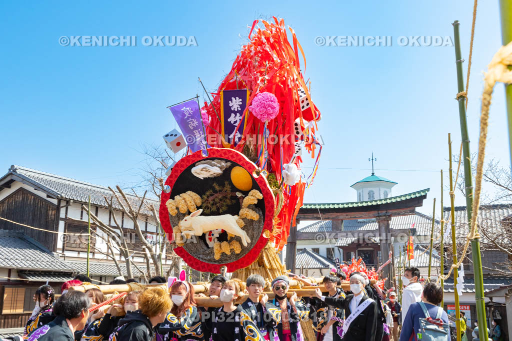 滋賀県　日牟禮八幡宮　左義長祭　左義長宮入り（紫竹会）