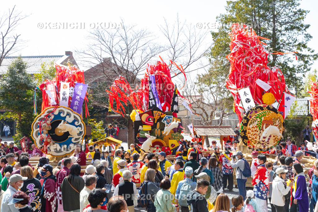 滋賀県　日牟禮八幡宮　左義長祭　境内の左義長