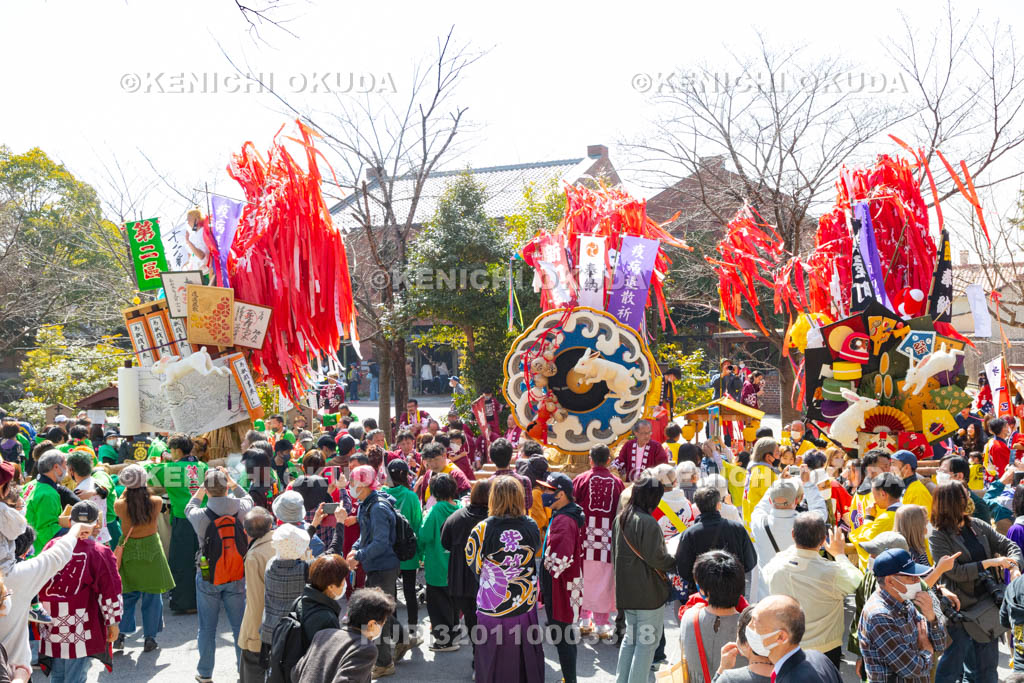 滋賀県　日牟禮八幡宮　左義長祭　境内の左義長