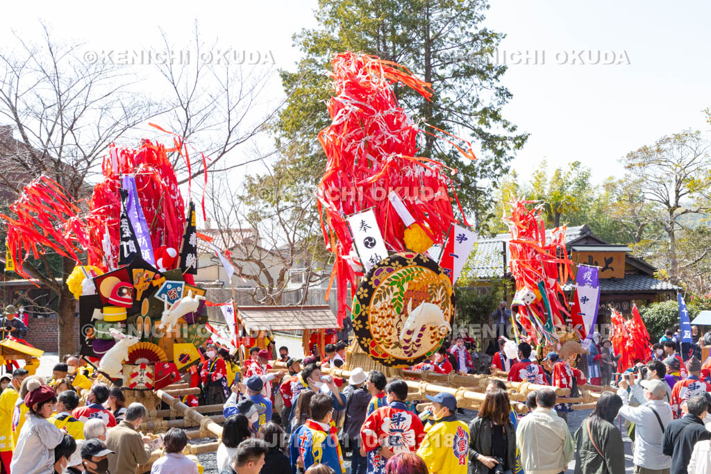 滋賀県　日牟禮八幡宮　左義長祭　境内の左義長