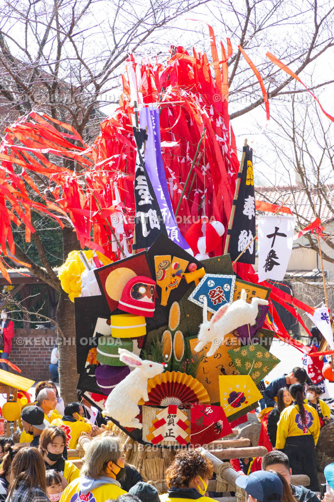 滋賀県　日牟禮八幡宮　左義長祭　境内の左義長（魚屋町）