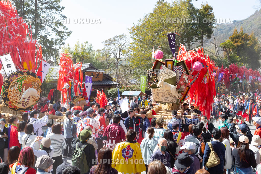 滋賀県　日牟禮八幡宮　左義長祭　境内の左義長