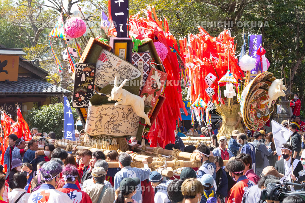 滋賀県　日牟禮八幡宮　左義長祭　境内の左義長