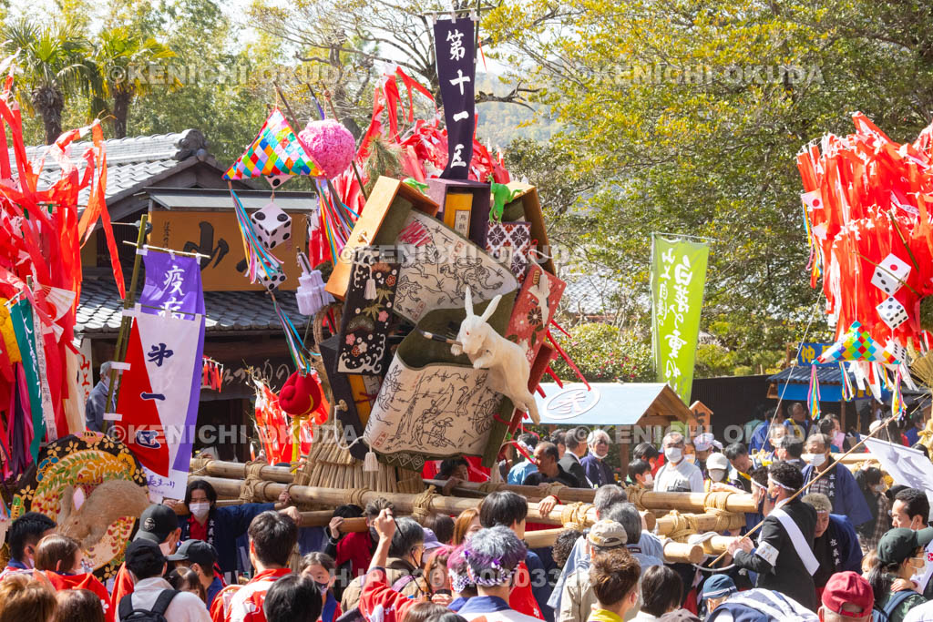 滋賀県　日牟禮八幡宮　左義長祭　境内の左義長
