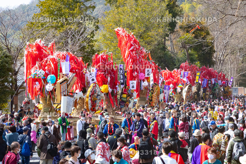 滋賀県　日牟禮八幡宮　左義長祭　境内の左義長