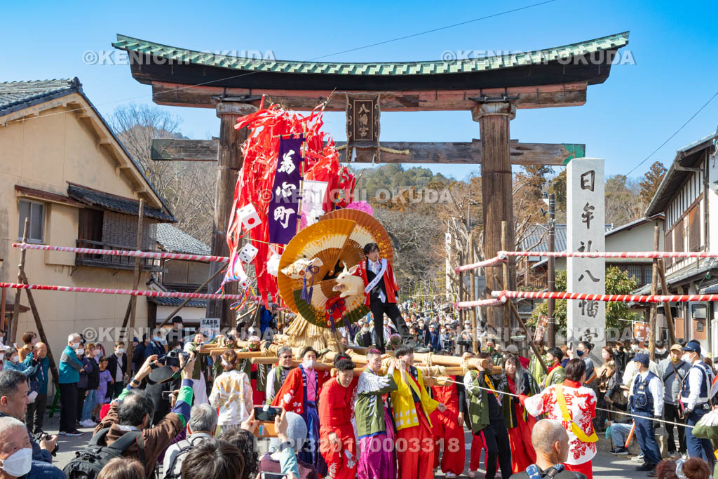 滋賀県　日牟禮八幡宮　左義長祭　左義長渡御出発（為心町）