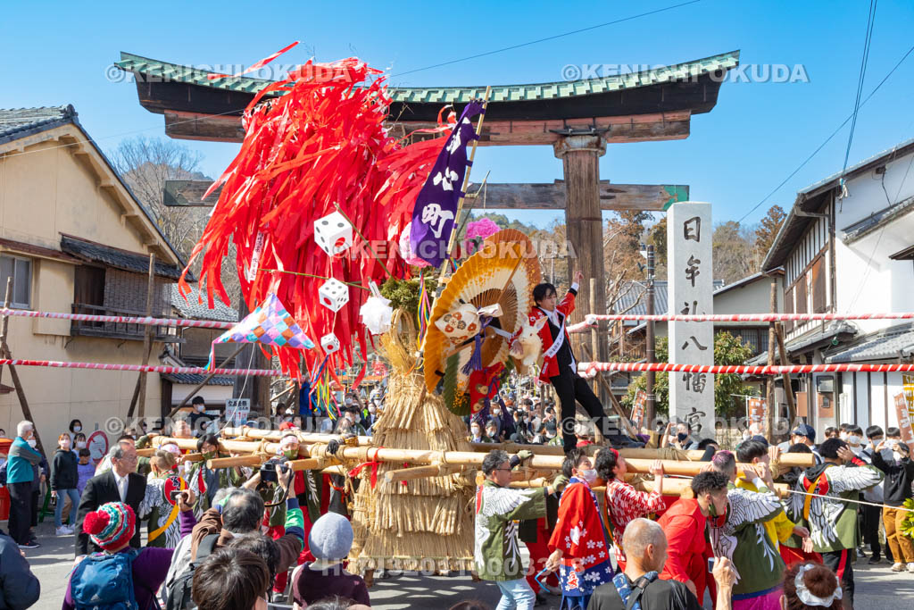 滋賀県　日牟禮八幡宮　左義長祭　左義長渡御出発（為心町）