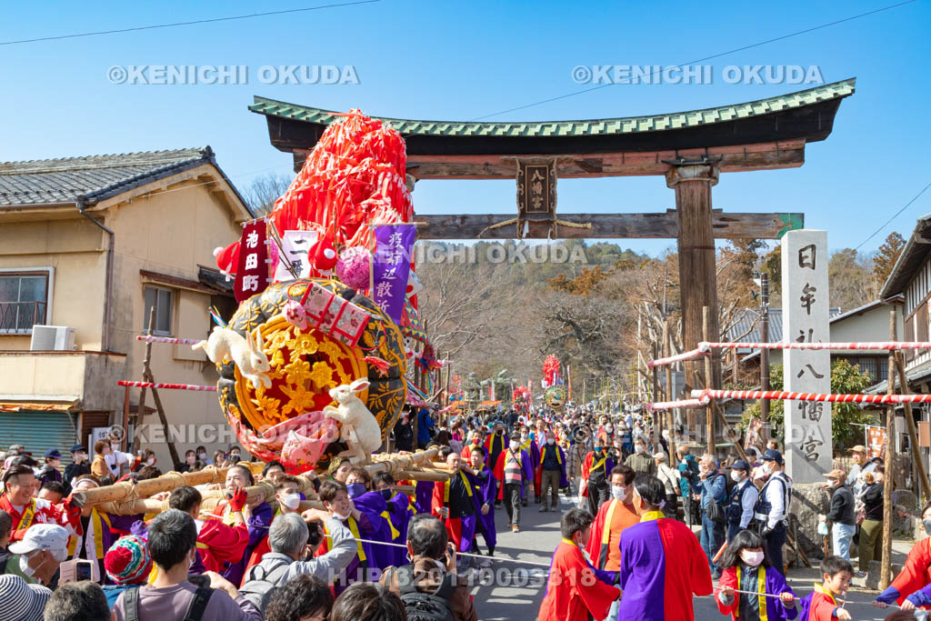 滋賀県　日牟禮八幡宮　左義長祭　左義長渡御出発（池田町）