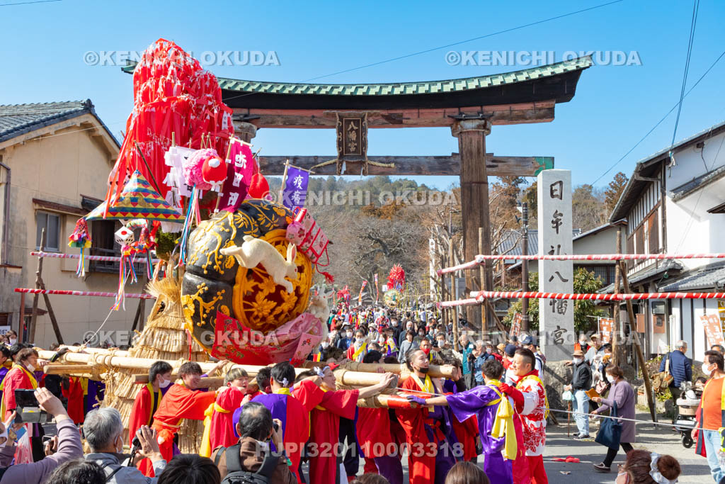 滋賀県　日牟禮八幡宮　左義長祭　左義長渡御出発（池田町）