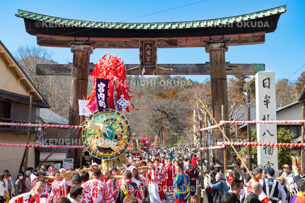 滋賀県　日牟禮八幡宮　左義長祭　左義長渡御出発（宮内町）