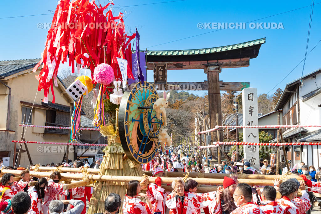 滋賀県　日牟禮八幡宮　左義長祭　左義長渡御出発（宮内町）