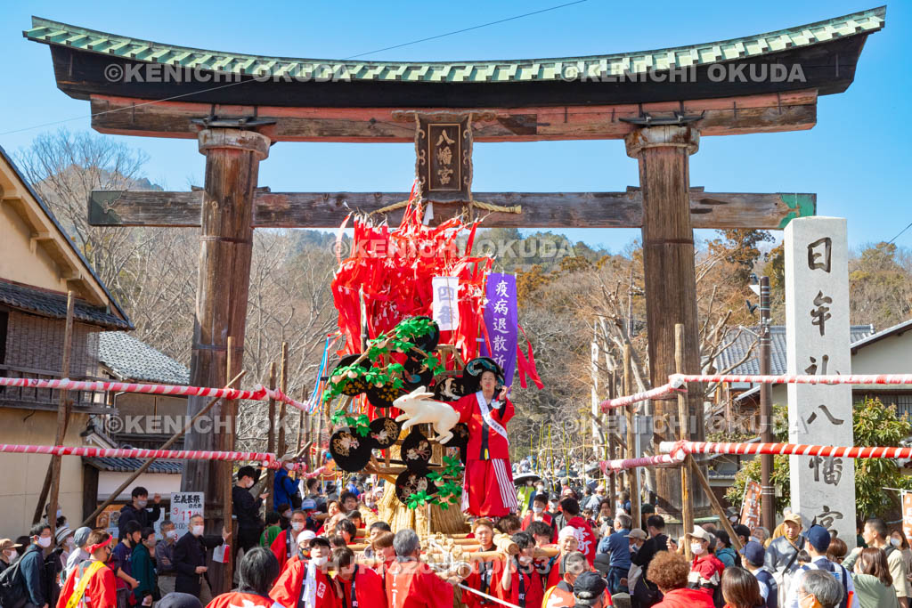 滋賀県　日牟禮八幡宮　左義長祭　左義長渡御出発（本町）