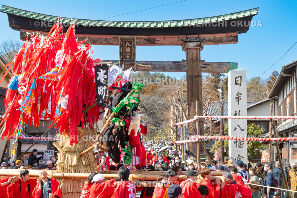 滋賀県　日牟禮八幡宮　左義長祭　左義長渡御出発（本町）